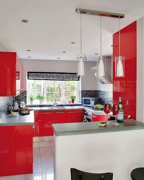яркая глянцевая красная угловая п-образная кухня модерн с островом